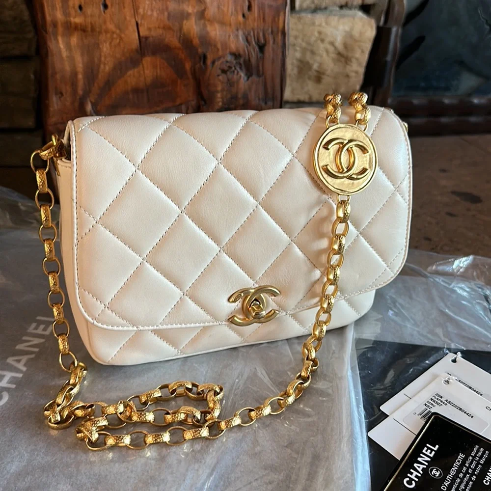 🚫SOLD🚫Auth. Chanel 2020 Lambskin flap w logo chain - Picture 1 of 14